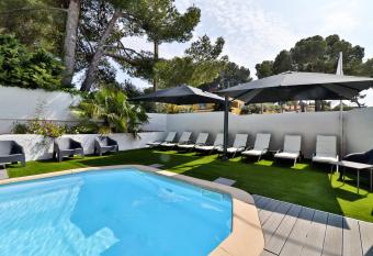 Hotel La Tuiliere allows 18 year olds to book a room