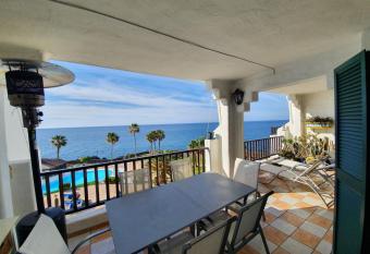 Rocas del mar - Casa Remo allows 18 year olds to book a room