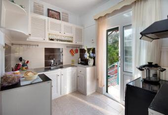 Alexandra Apartment has Balcony rooms