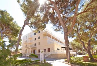 MLL Palma Bay Club Resort allows 18 year olds to book a room