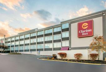 Quality Inn Dayton Airport allows 18 year olds to book a room