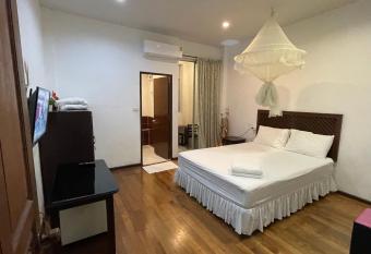 Nawaporn Place has Balcony rooms