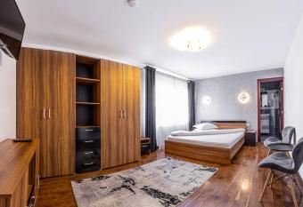 Pensiunea Mihaela has rooms with a private hot tub