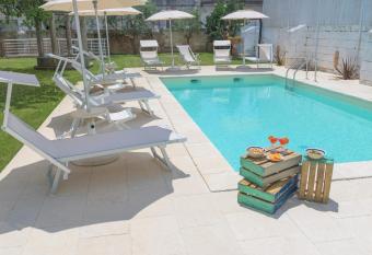 Li Pappi Antico Casale allows 18 year olds to book a room