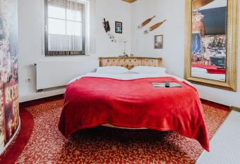 Road Stop Dortmund has rooms with a private hot tub