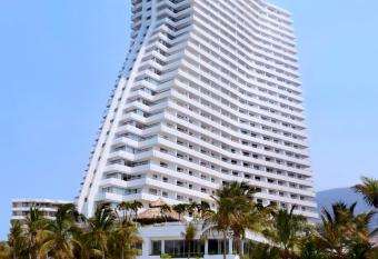 HS HOTSSON Smart Acapulco allows 18 year olds to book a room