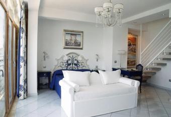 Hotel Villa Sirio has rooms with a private hot tub