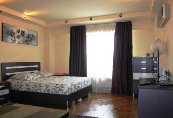 Alba Iulia square Premium Studio 1 allows 18 year olds to book a room