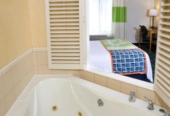 Fairfield Inn & Suites by Marriott Muskegon Norton Shores has rooms with a private hot tub