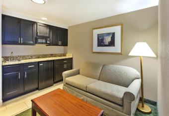 Hampton Inn Marietta has rooms with a private hot tub