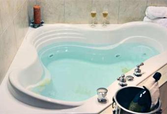 Hilton Garden Inn Laramie has rooms with a private hot tub