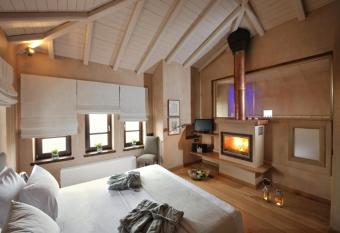 Valeni Boutique Hotel & Spa has rooms with a private hot tub