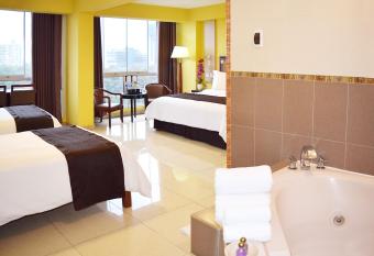 Gran Mundo Hotel & Suites has rooms with a private hot tub