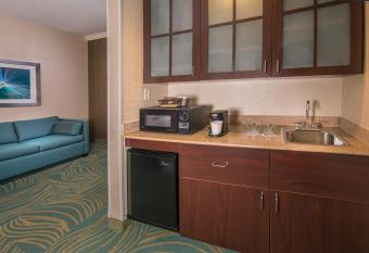 SpringHill Suites by Marriott State College has rooms with a private hot tub