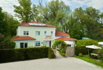 Hotel Villa Rosa allows 18 year olds to book a room