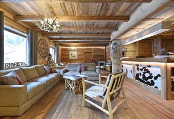 Hotel La Rouja has Balcony rooms