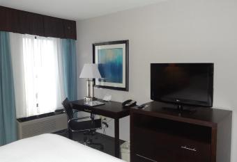 Holiday Inn Express Kansas City - Bonner Springs By IHG has rooms with a private hot tub