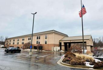 Spark by Hilton Stevensville has rooms with a private hot tub