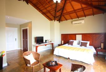 Uni Boutique Hotel & Spa has rooms with a private hot tub