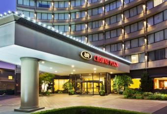 Crowne Plaza Portland-Downtown Conv Ctr allows 18 year olds to book a room