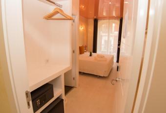 Hostal Palacio Madrid has Balcony rooms