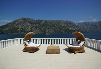 PENTHOUSE STOLIV New SPA-POOL Villa is located 5m from the sea, Exclusive Terrace,Private Jetty wih Sunbeds, Pebble Beach, Secluded location Total area 375m2 at your disposal has Balcony rooms