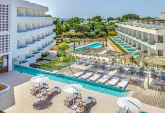 Inturotel Cala Esmeralda Beach Hotel & Spa - Adults Only allows 18 year olds to book a room