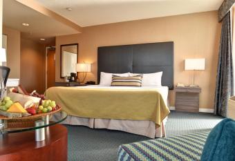 Executive Plaza Hotel & Conference Centre, Metro Vancouver has rooms with a private hot tub