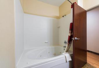 Red Roof Inn & Suites Monee has rooms with a private hot tub