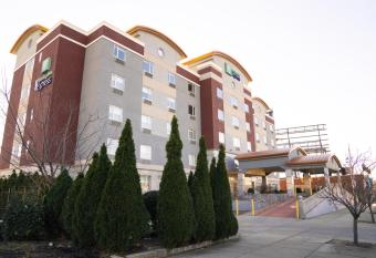 Holiday Inn Express Queens - Maspeth allows 18 year olds to book a room