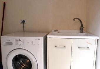 Casa Aruci Sweet Home has rooms with a private hot tub