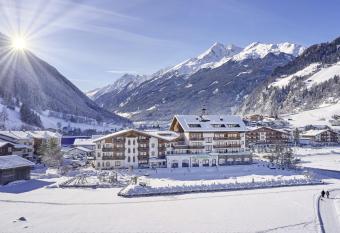 Alpeiner - Nature Resort Tirol has Balcony rooms