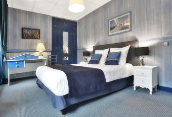 Logis H  tel-Restaurant Les Voyageurs allows 18 year olds to book a room