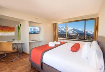 Boulevard Suites Ferrat has rooms with a private hot tub