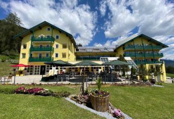 Hotel Belmont has Balcony rooms