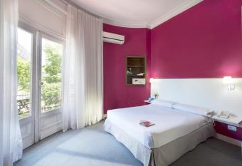 Crisol Mundial allows 18 year olds to book a room