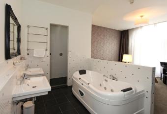 Grand Hotel Alkmaar has rooms with a private hot tub