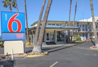 Motel 6 San Diego Airport Harbor allows 18 year olds to book a room