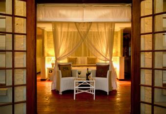 Anglers Court has Balcony rooms