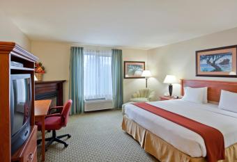 Triple Play Resort Hotel & Suites has rooms with a private hot tub