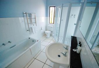 Fourteenth Green Guest Lodge has Balcony rooms