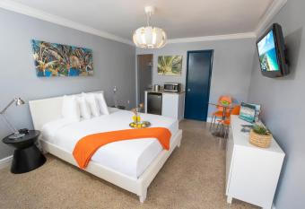 Hollywood Beach Suites and Hotel allows 18 year olds to book a room