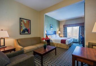 Holiday Inn Express & Suites Youngstown N (Warren/Niles) By IHG has rooms with a private hot tub