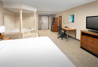 Hilton Garden Inn Atlanta West/Lithia Springs has rooms with a private hot tub