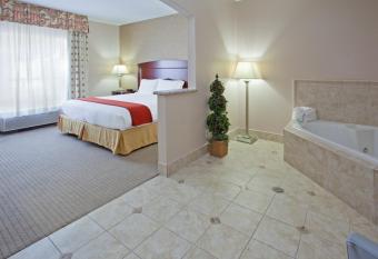 Holiday Inn Express & Suites College Station By IHG has rooms with a private hot tub