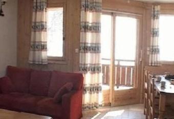 Chalets de Julie has rooms with a private hot tub