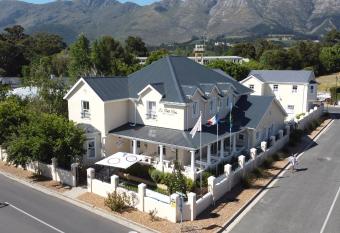 Le Petit Paris allows 18 year olds to book a room