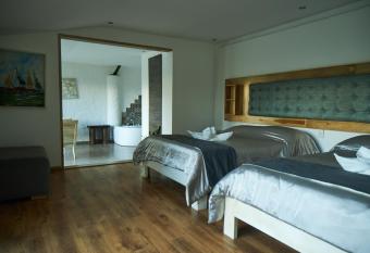 Tunas & Cabras Hotel has rooms with a private hot tub