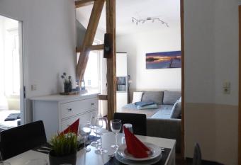 Ferienwohnung Friedrich Schiller, 2 Schlafzimmer, Balkon,kostenloses WiFi, n  he Zentrum, has Balcony rooms