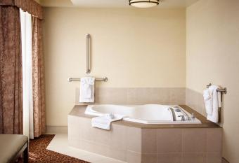 Hampton Inn by Hilton North Bay has rooms with a private hot tub